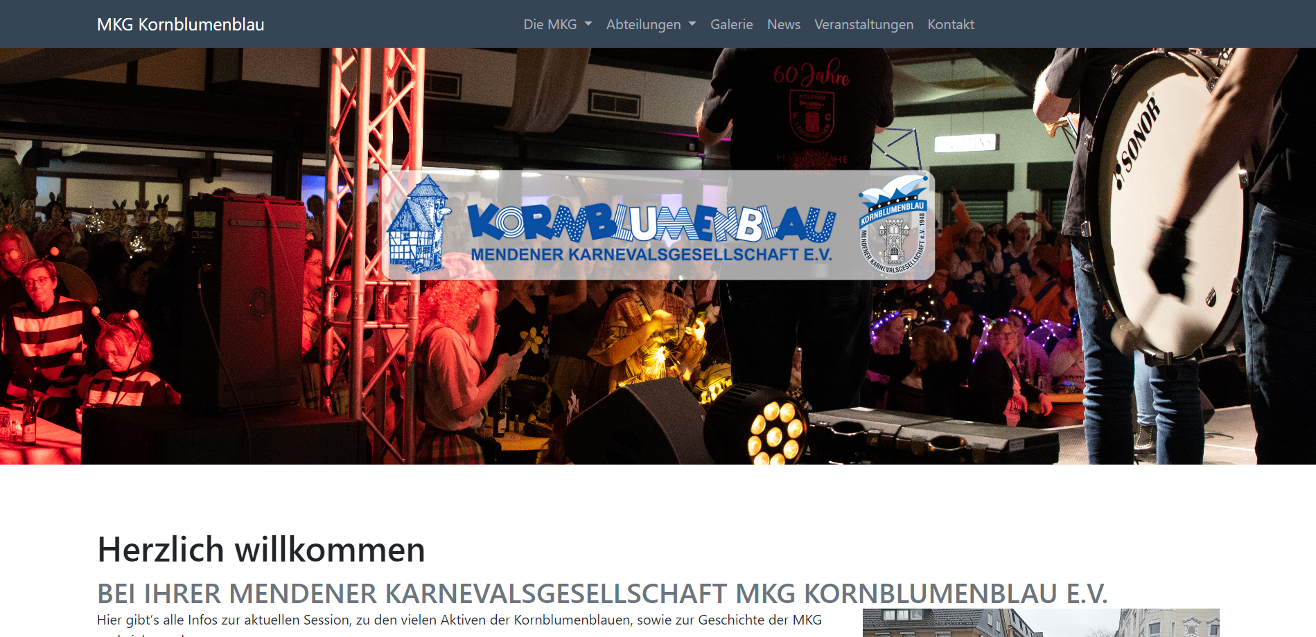 Screenshot der Startseite der MKG Kornblumenblau mit Veranstaltungsbühne
